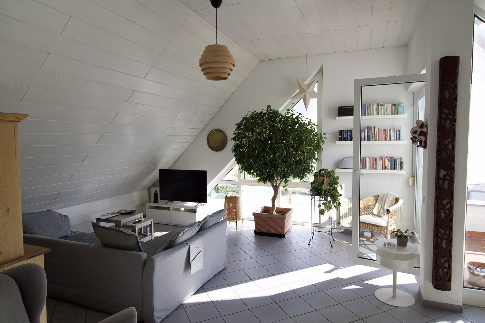 Top Moderne 4-Zimmer Studio Dachgeschosswohnung. Top Moderne 4-Zimmer Studio Dachgeschosswohnung.